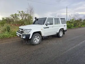 Toyota Land Cruiser 2017 White