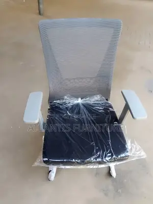 Nice White Hand Office Chair