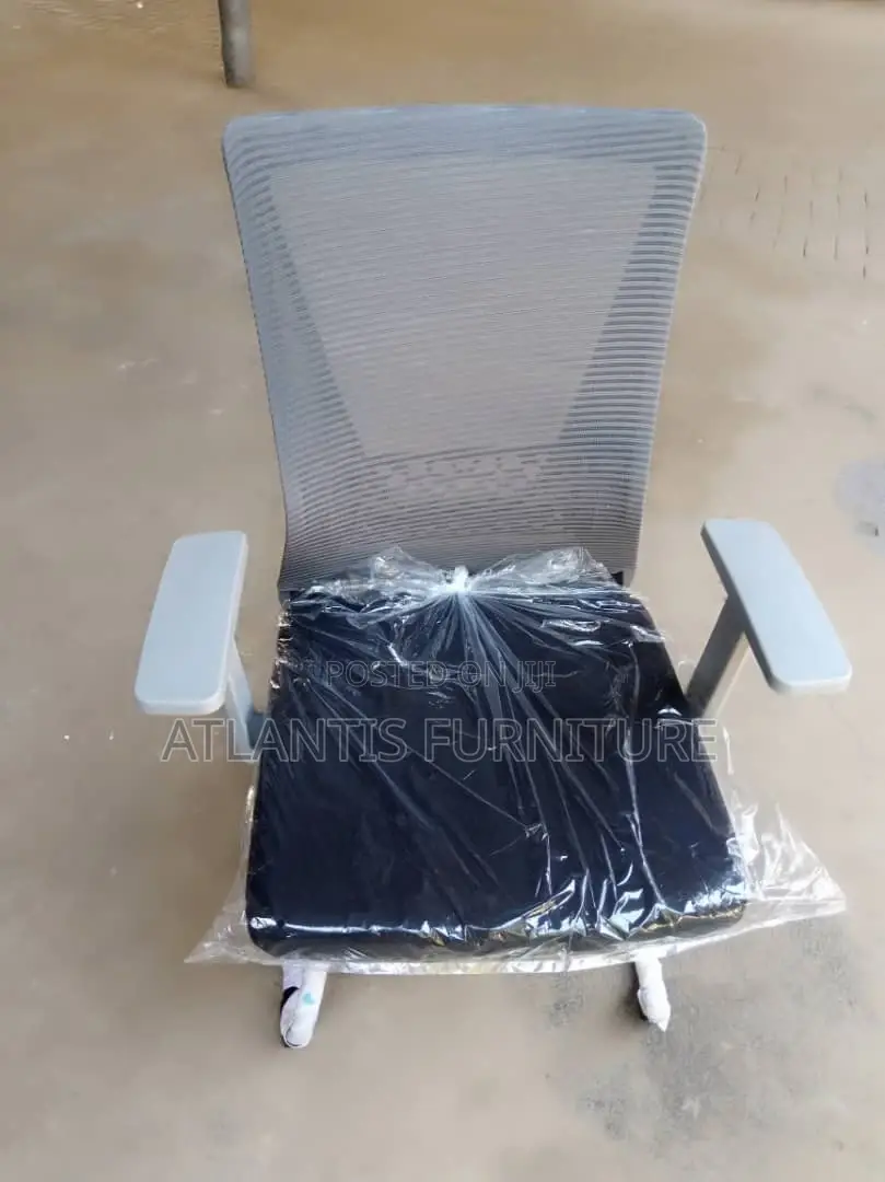 Nice White Hand Office Chair