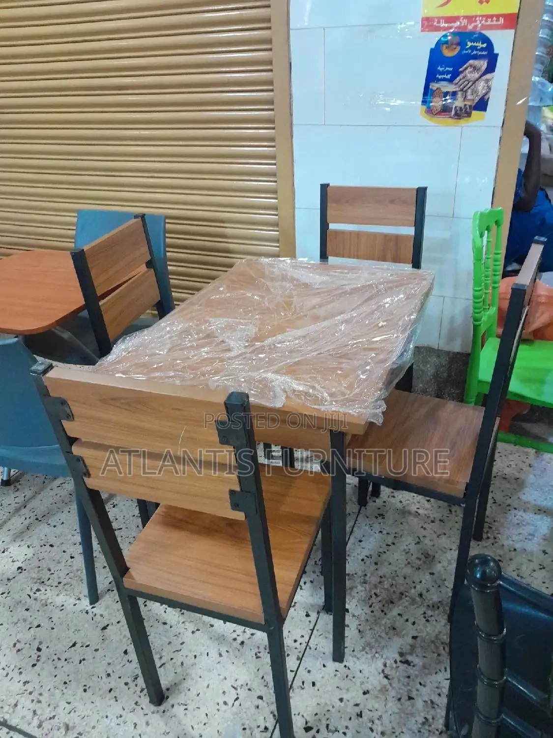 Nice Daining Table With Chairs Metallic Legs