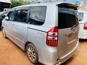 Toyota Noah 2.0 143hp FWD (8 Seater) 2011 Silver
