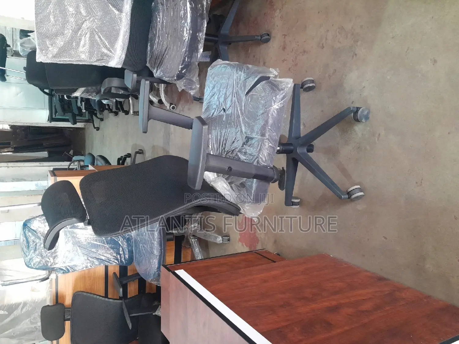 Buetiful Orgonomic Chair With Adjustable Arms