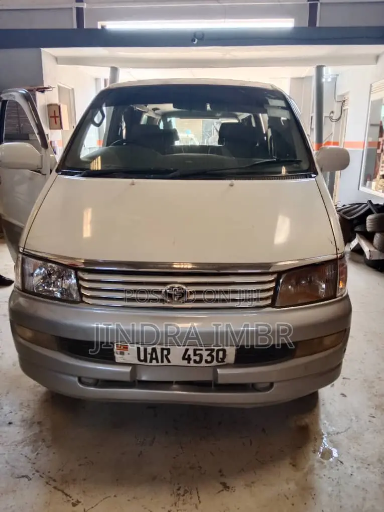 Toyota Regius 1999 White