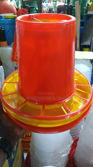 Poultry Feed Capacity Poultry Feeder With Funnel and Giril