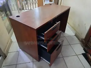 Imported Second Hand Office Table, Durable