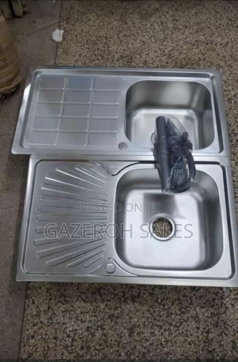 Single Kitchen Sink With a Tray