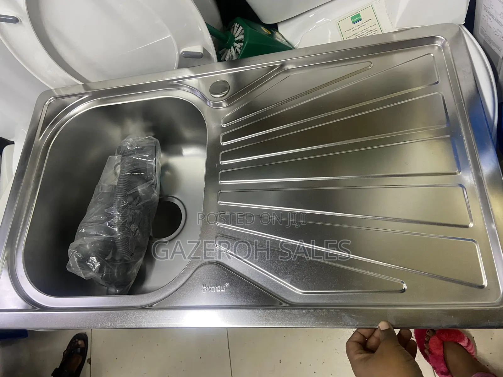 Single Kitchen Sink With a Tray