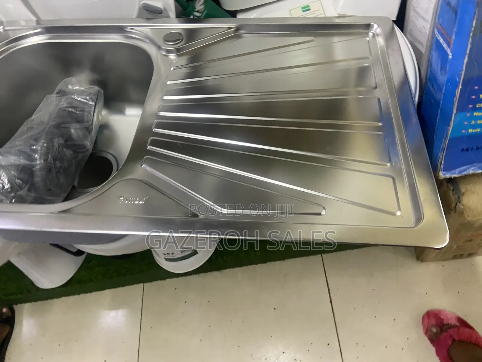 Single Kitchen Sink With a Tray