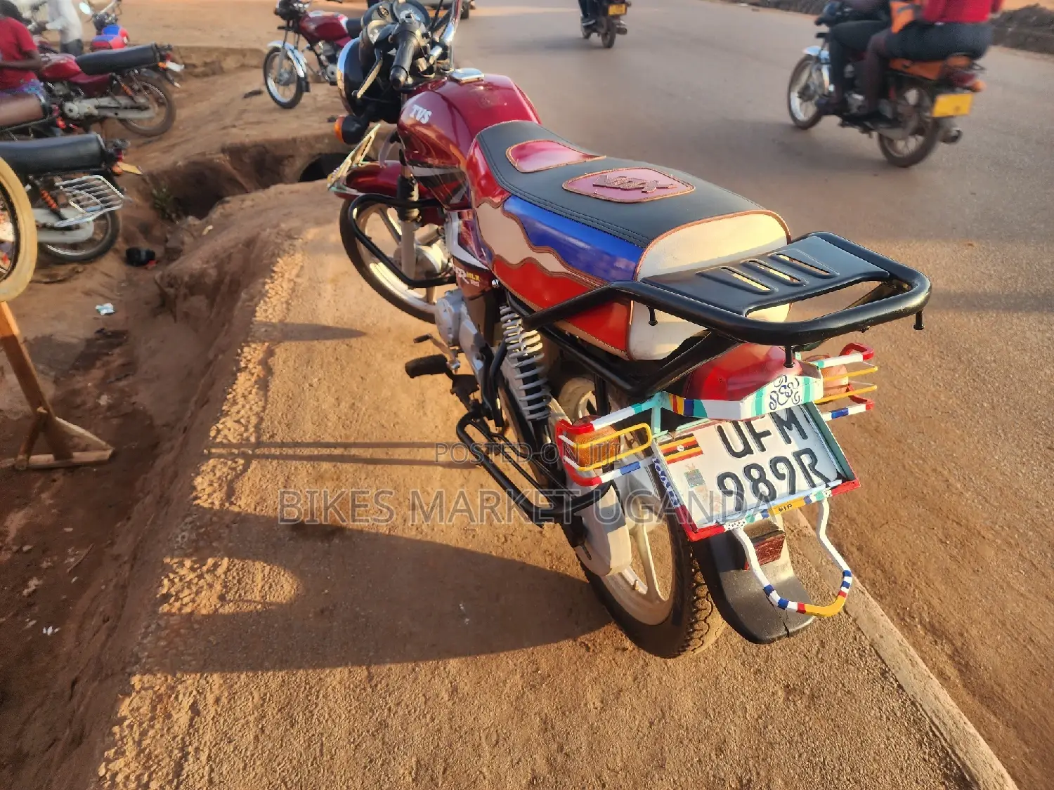 TVS HLX 125 2023 Red
