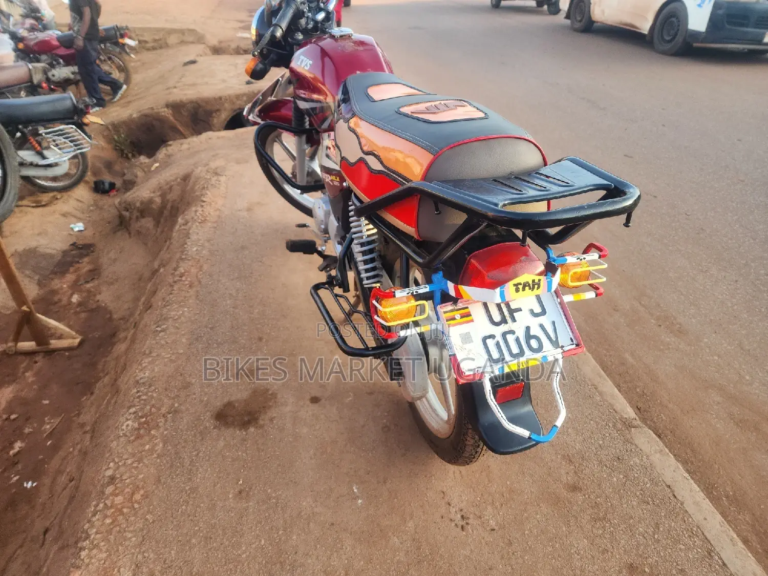 TVS HLX 125 2023 Red