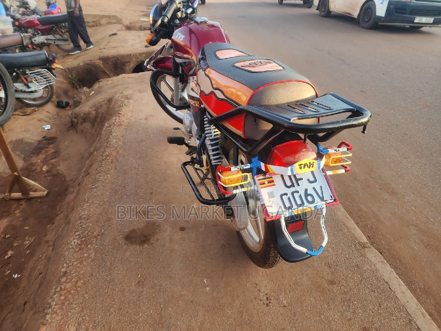 TVS HLX 125 2023 Red