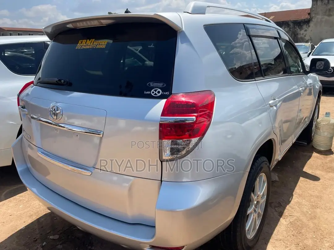 Toyota Vanguard 2012 Silver