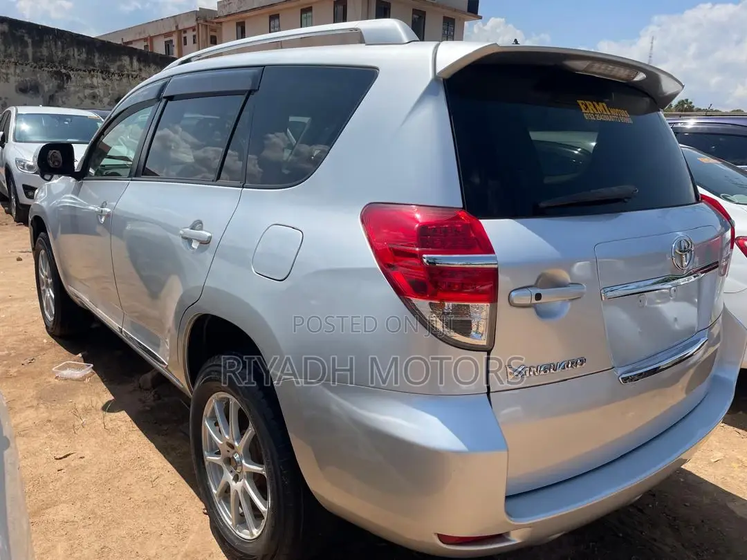 Toyota Vanguard 2012 Silver