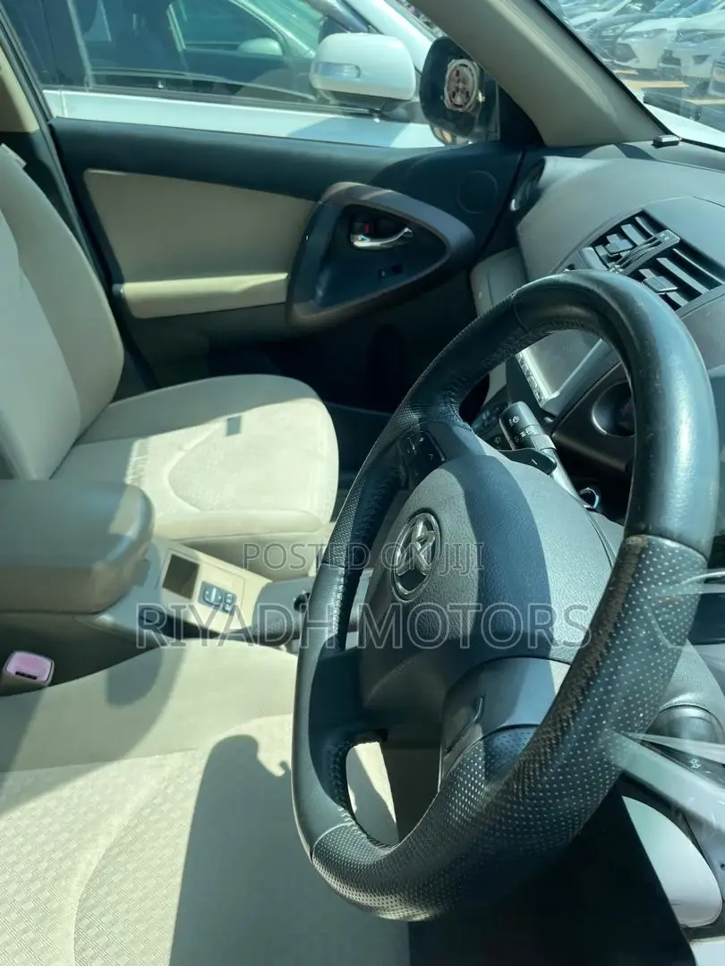 Toyota Vanguard 2012 Silver