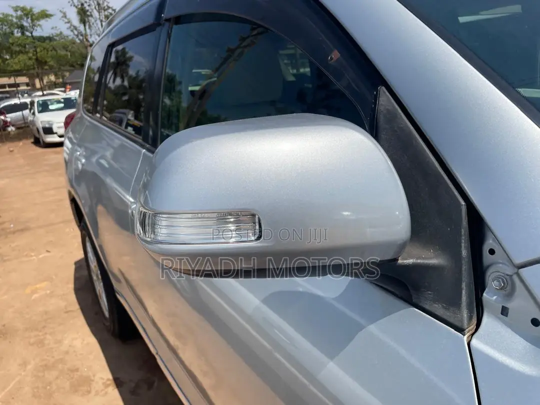 Toyota Vanguard 2012 Silver