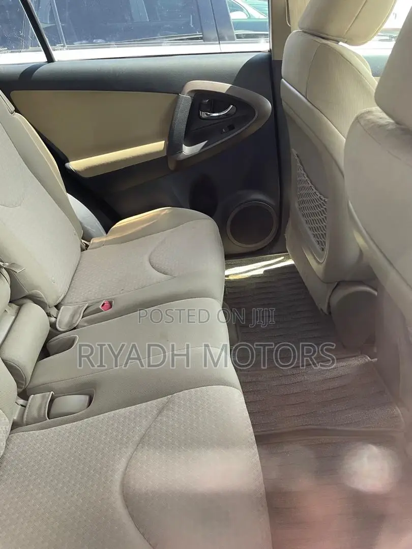 Toyota Vanguard 2012 Silver