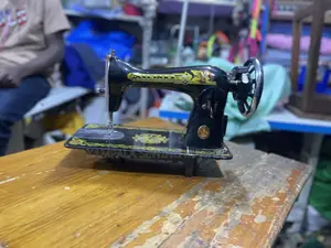 New 15ch Singer Sewing Machines With the Stand