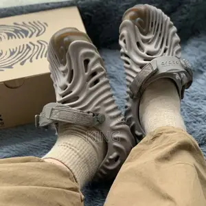 Pollex Browny Crocs