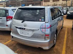 Toyota ISIS 1.8 L 2WD 2014 Silver