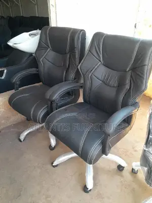Black Plastic Arms Leather Office Chair.