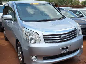 Toyota Noah 2.0 143hp FWD (8 Seater) 2011 Silver