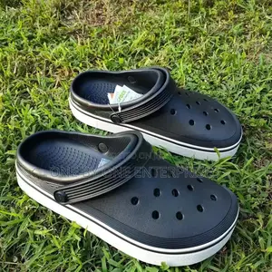 Crocs Unisex Platform Crocs Off Court Clog Sandals