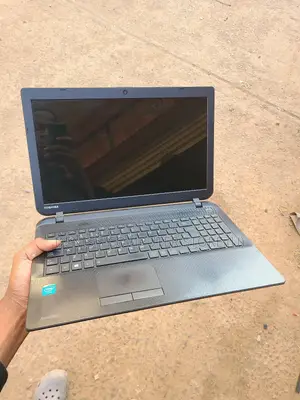 Laptop Toshiba Satellite A350 4GB Intel Celeron HDD+SSD 500GB