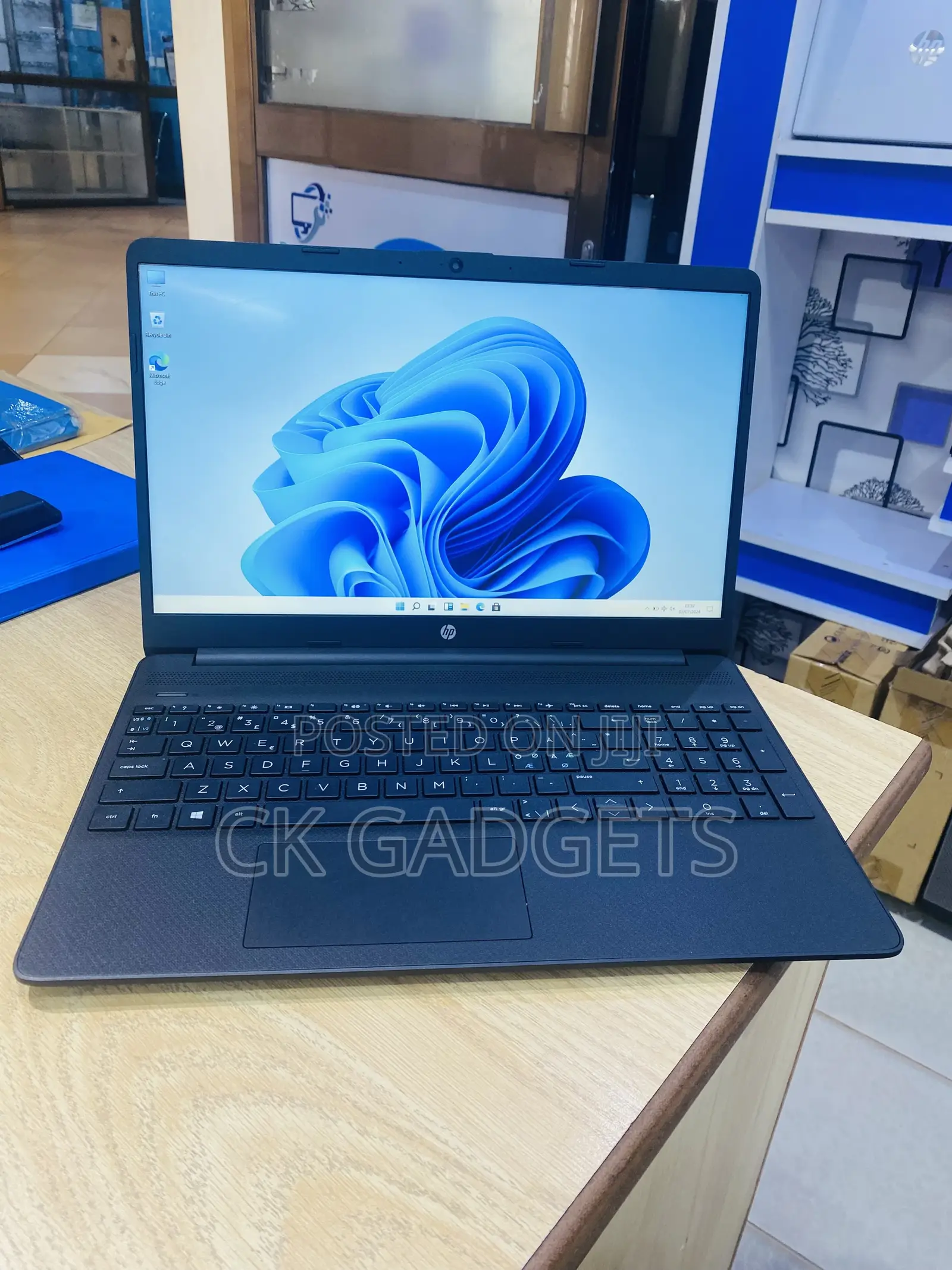 Laptop HP 250 G8 8GB Intel Core I7 HDD+SSD 256GB