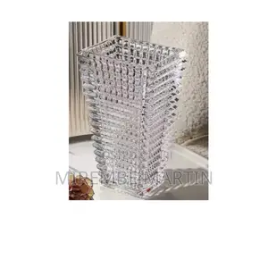 Clear Glass Flower Vase.