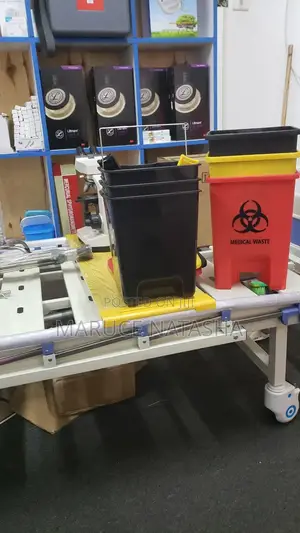 10l Medical Waste Bins With a Small Bucket