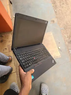 Laptop Lenovo ThinkPad Edge E530 4GB Intel Core I5 HDD+SSD 500GB
