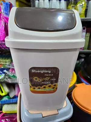 Plastic Trash Can Dustbin With a Flapping Lid