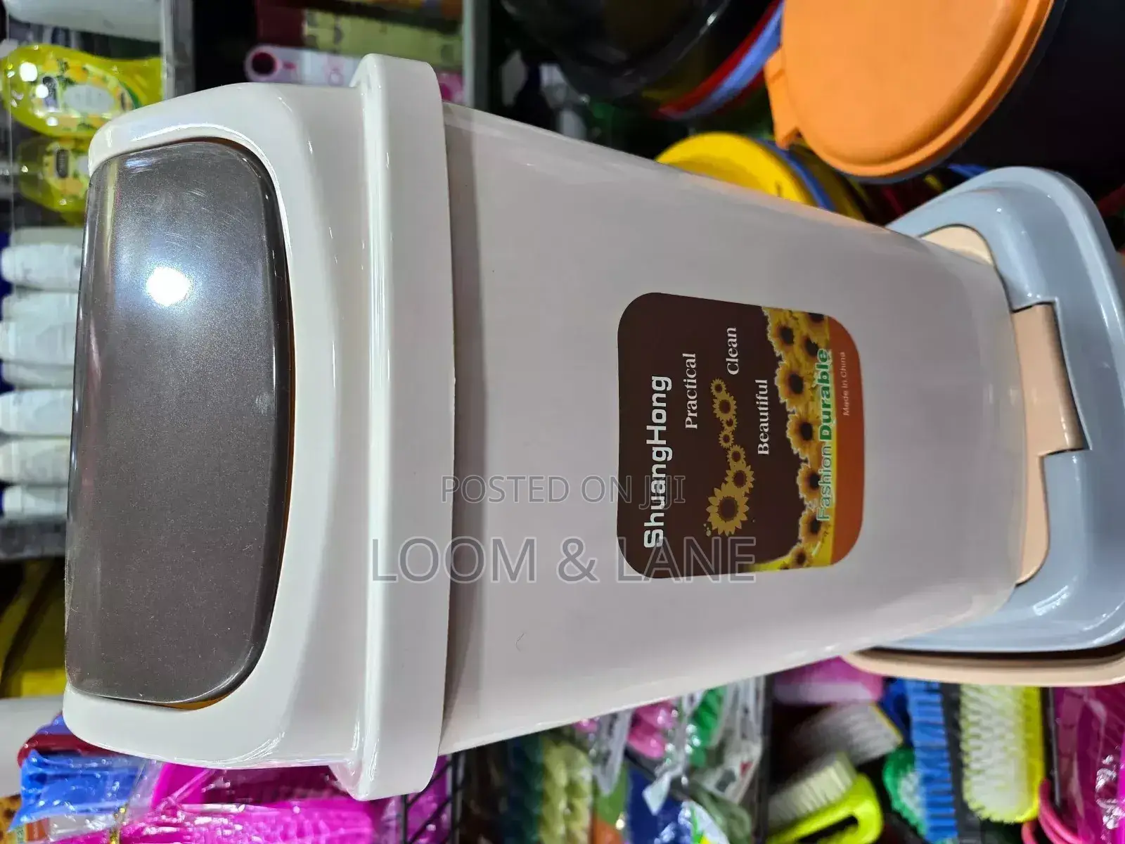 Plastic Trash Can Dustbin With a Flapping Lid