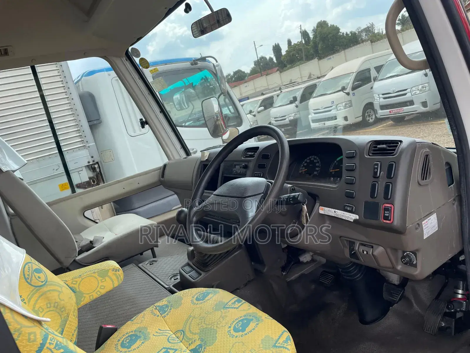 Mitsubishi Fuso Rosa 2011 Red