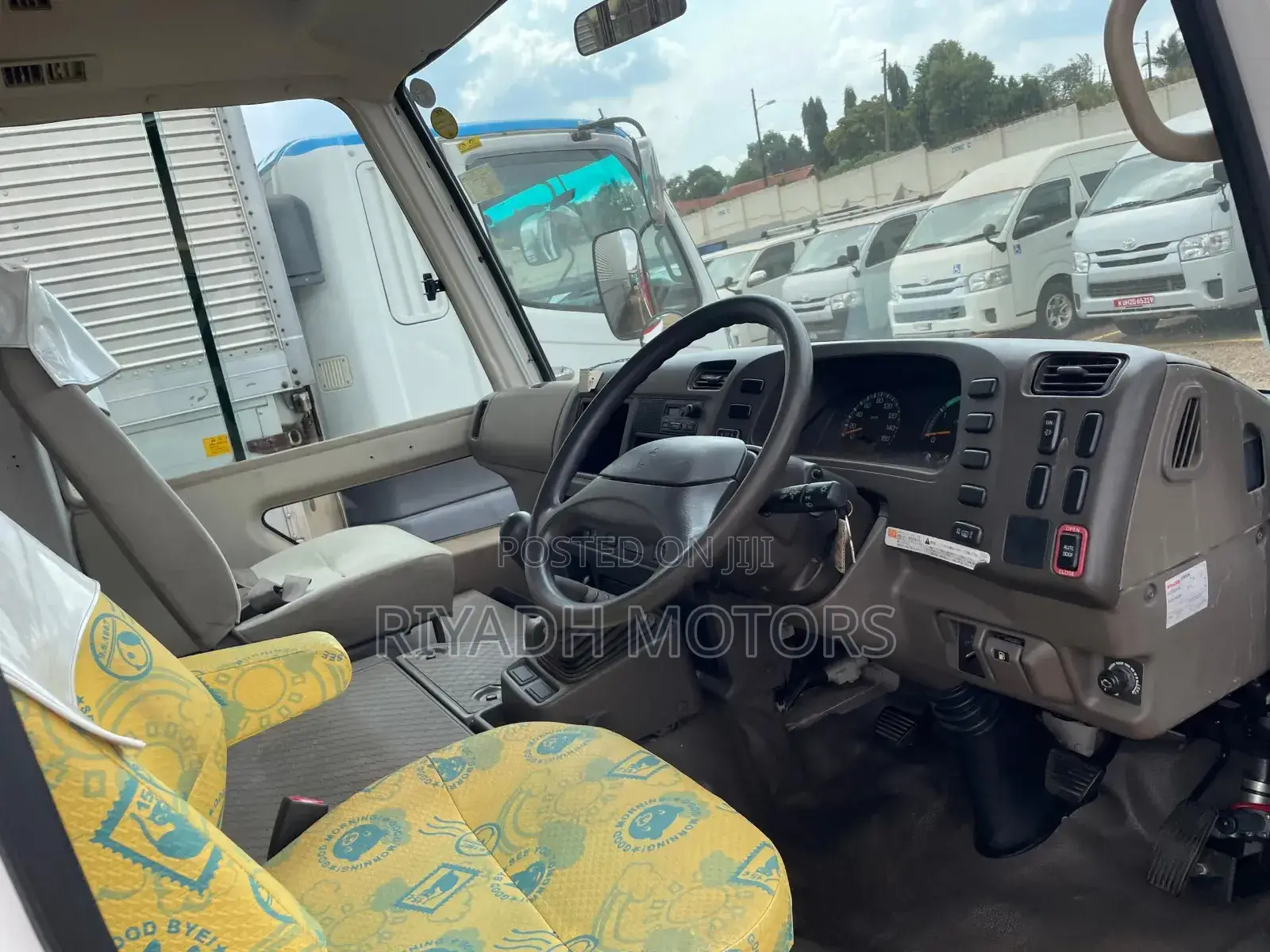 Mitsubishi Fuso Rosa 2011 Red