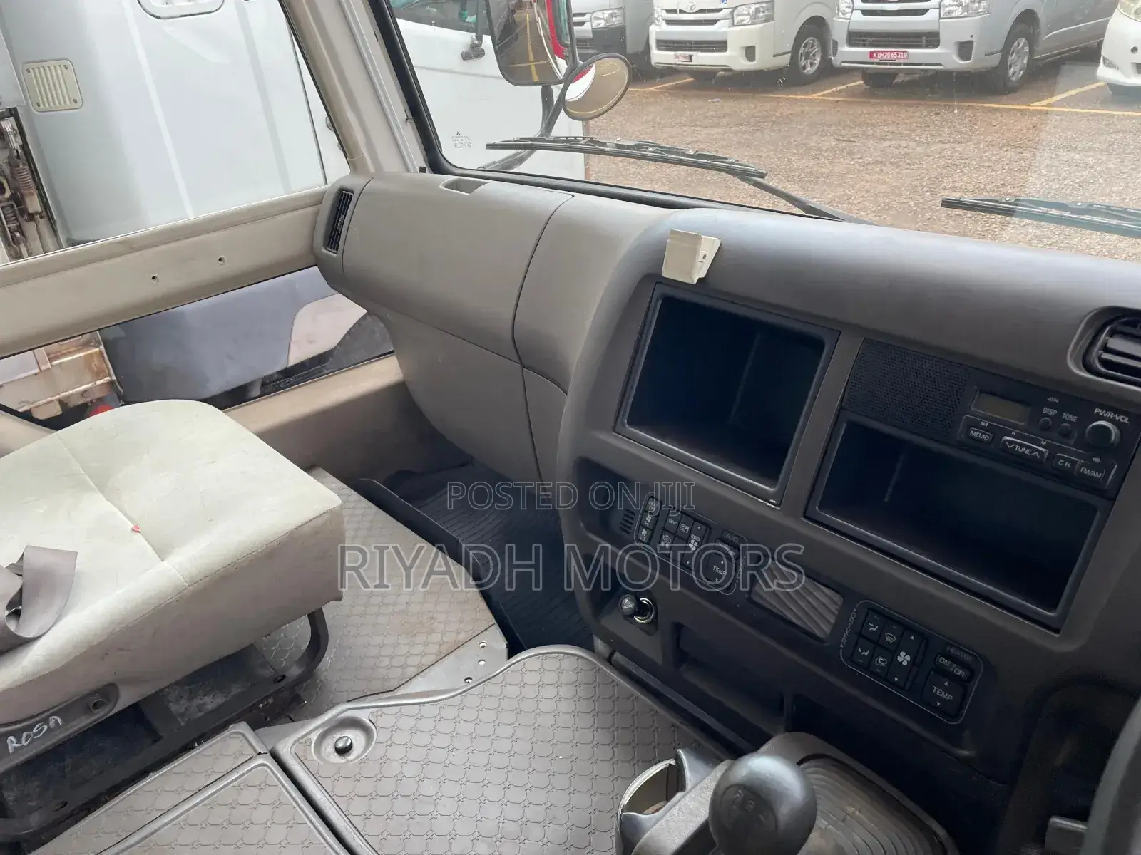 Mitsubishi Fuso Rosa 2011 Red