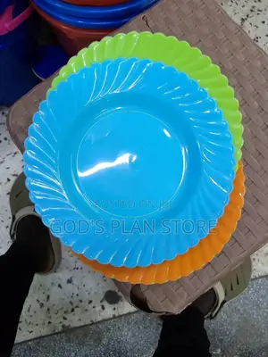 Small Plastic Plates Or Cake Plates