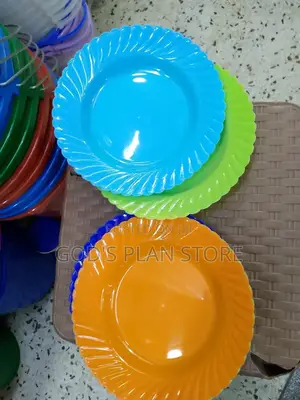 Small Plastic Plates Or Cake Plates