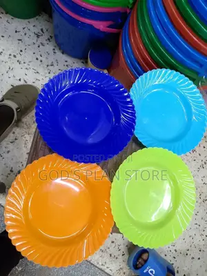 Small Plastic Plates Or Cake Plates
