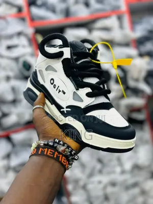 Ogiy Low Top Sneakers. Black