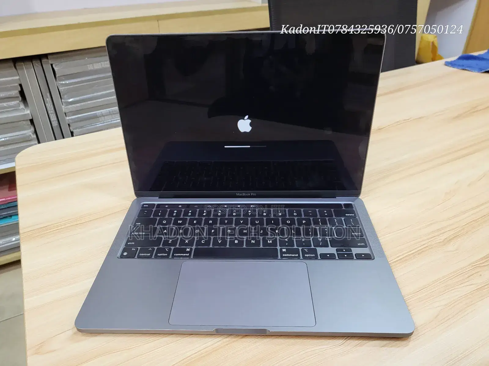 Laptop Apple MacBook Pro 2022 M2 8GB Apple M2 SSD 256GB