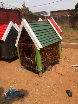 Hgre Dog House And