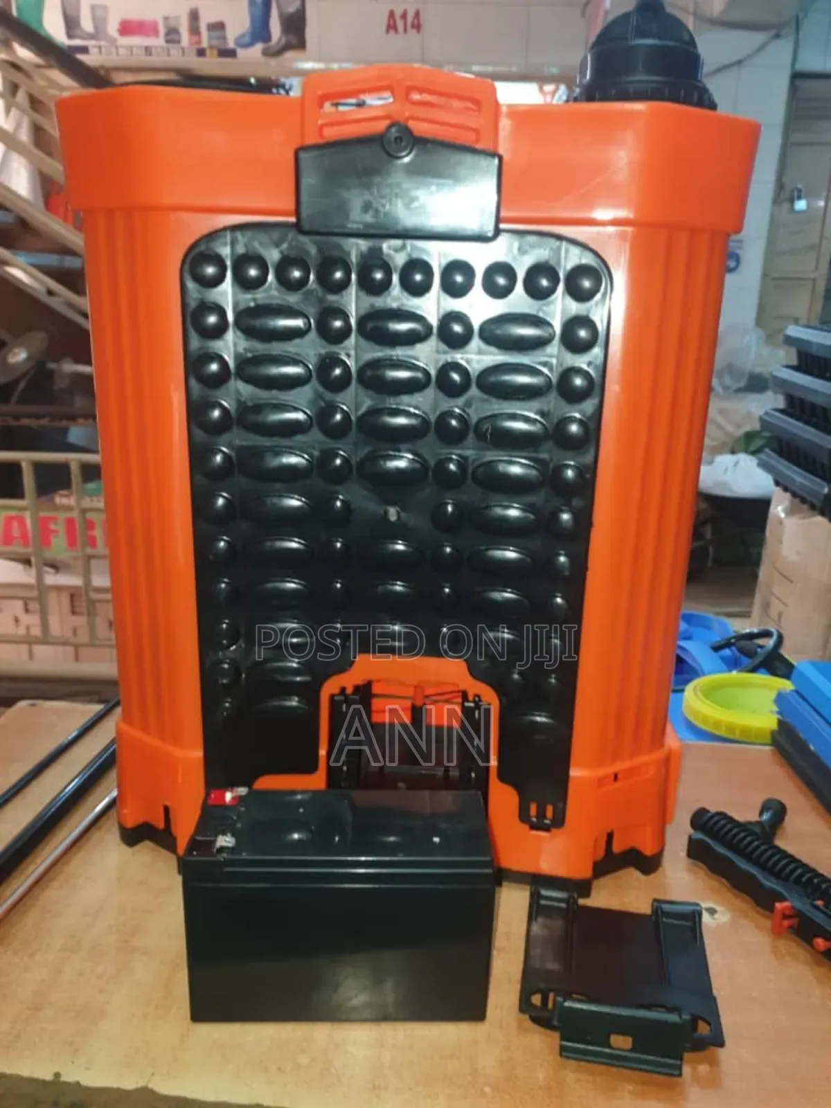 Rechargable Battery Sprayer With a Removable Battery