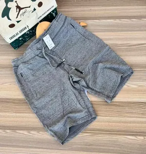 Shorts. Grey. Relaxed Fit