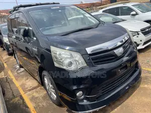 Toyota Noah 2.0 143hp FWD (8 Seater) 2012 Black