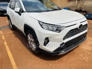 Toyota RAV4 Adventure 4dr SUV AWD (2.5L 4cyl 6A) 2018 White