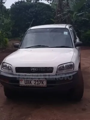 Toyota RAV4 Base 4x4 1996 White