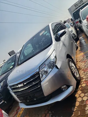 Toyota Noah 2.0 FWD (8 Seater) 2015 Silver