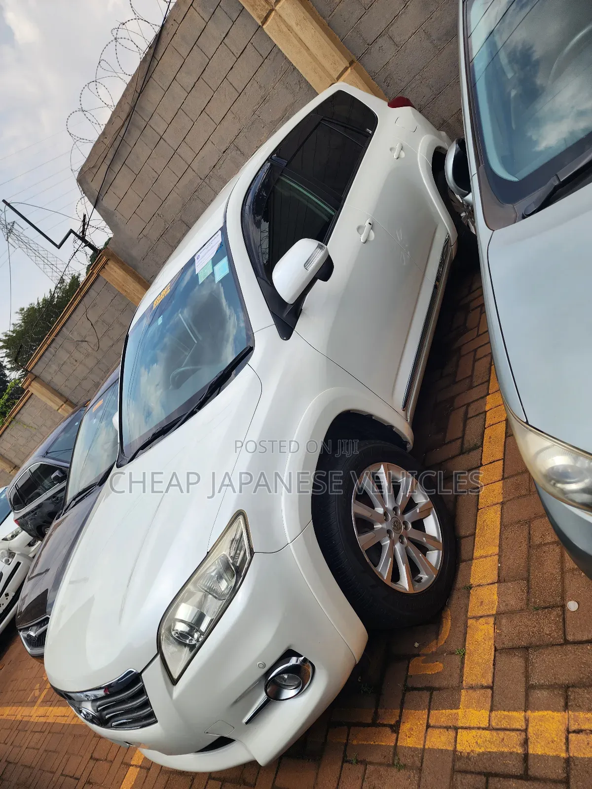 Toyota Vanguard 2011 White