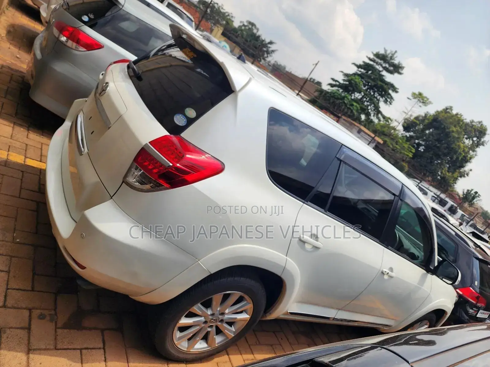 Toyota Vanguard 2011 White